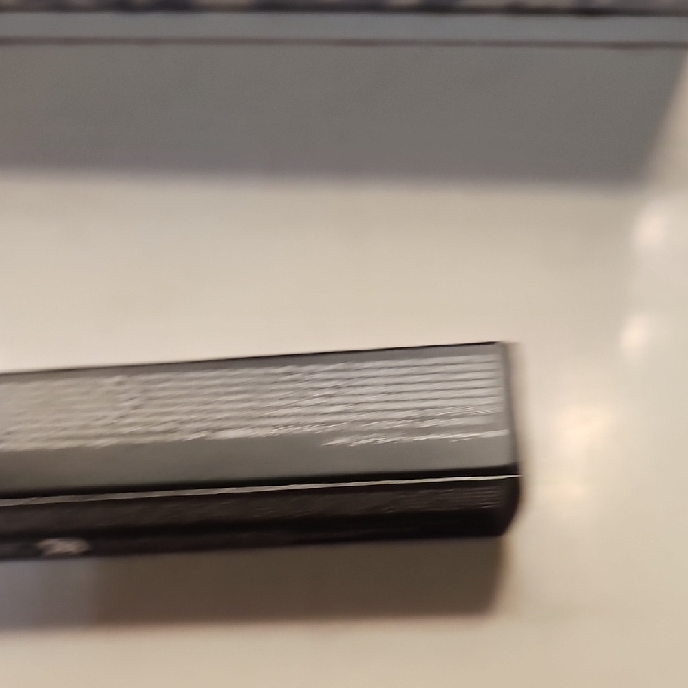 3D Hydra Lip Gloss in Black Packaging - Picture 12 of 14